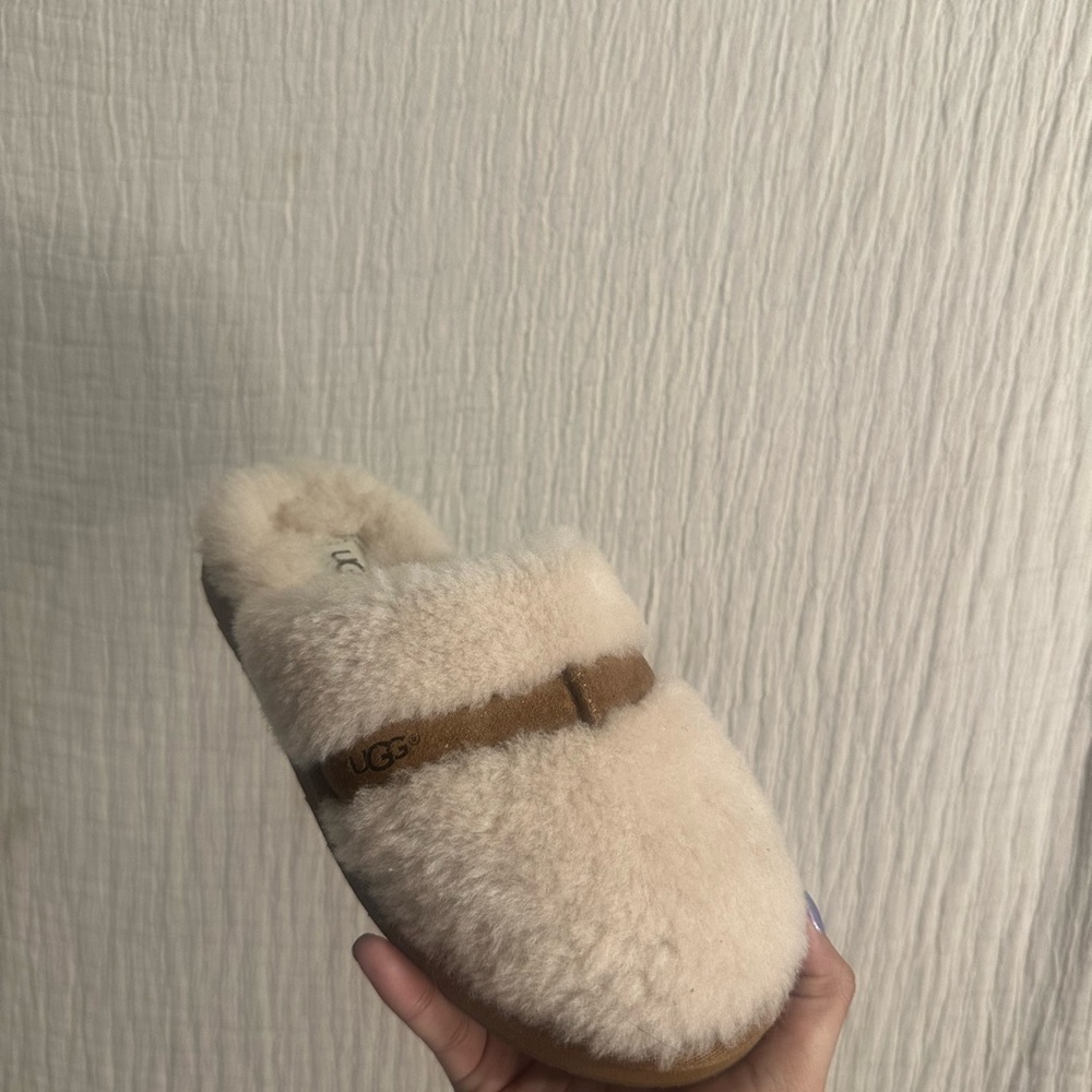 UGG Women's Tan Fluffy Slippers Sz 5